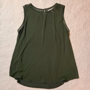 Sleeveless blouse with geometric detail